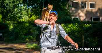 Diego is een van de bekendste katten van Nederland: op de schouders van David (34) fietst hij door het hele dorp