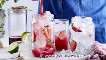 Tequila-Refresher „Alles auf Rot“ / Erdbeer-Hibiskus-Eistee mit Schuss