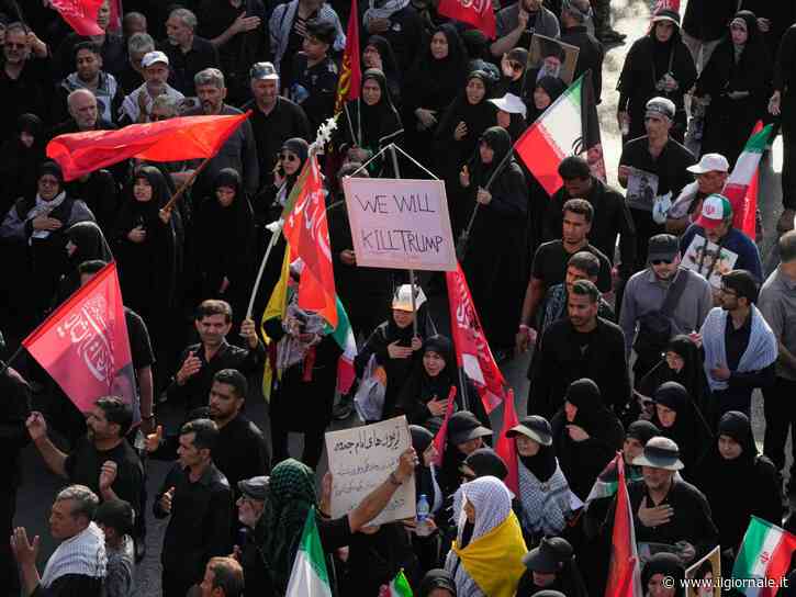 A Teheran corteo funebre per Ali Khamenei. E spunta il fantoccio di Trump impiccato
