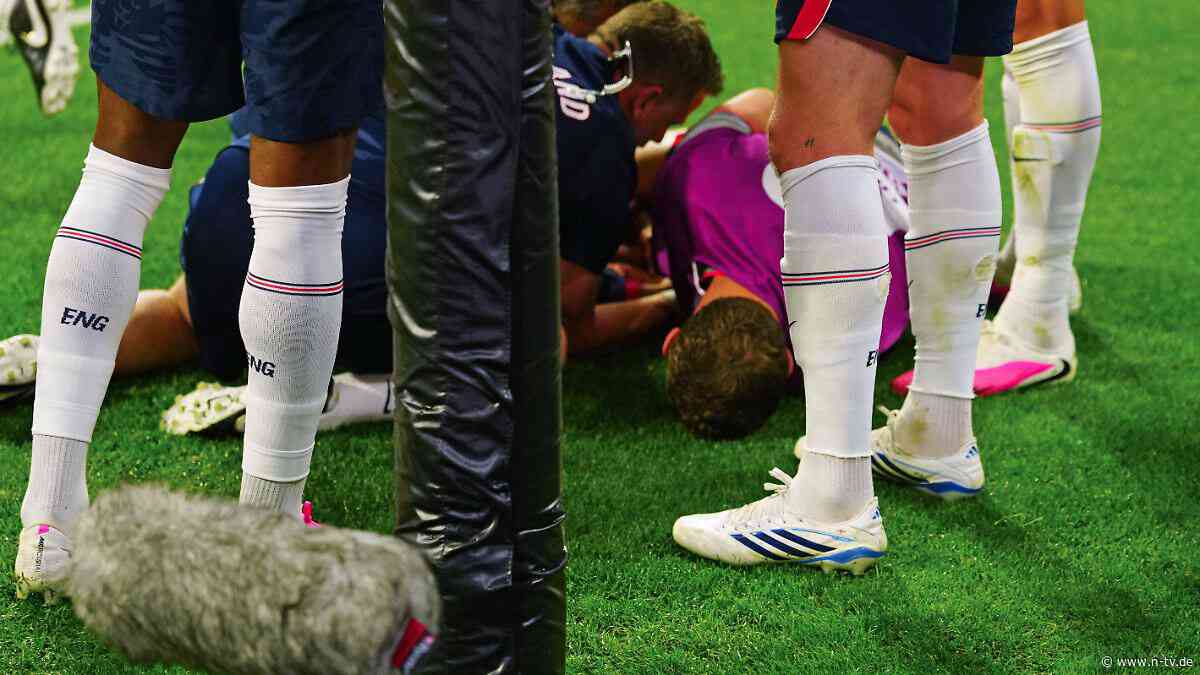 Er spielte keine Sekunde: England-Star fällt beim Feiern über Bande und verletzt sich schwer