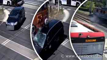 Goederentrein sleept auto tientallen meters mee na botsing in Polen