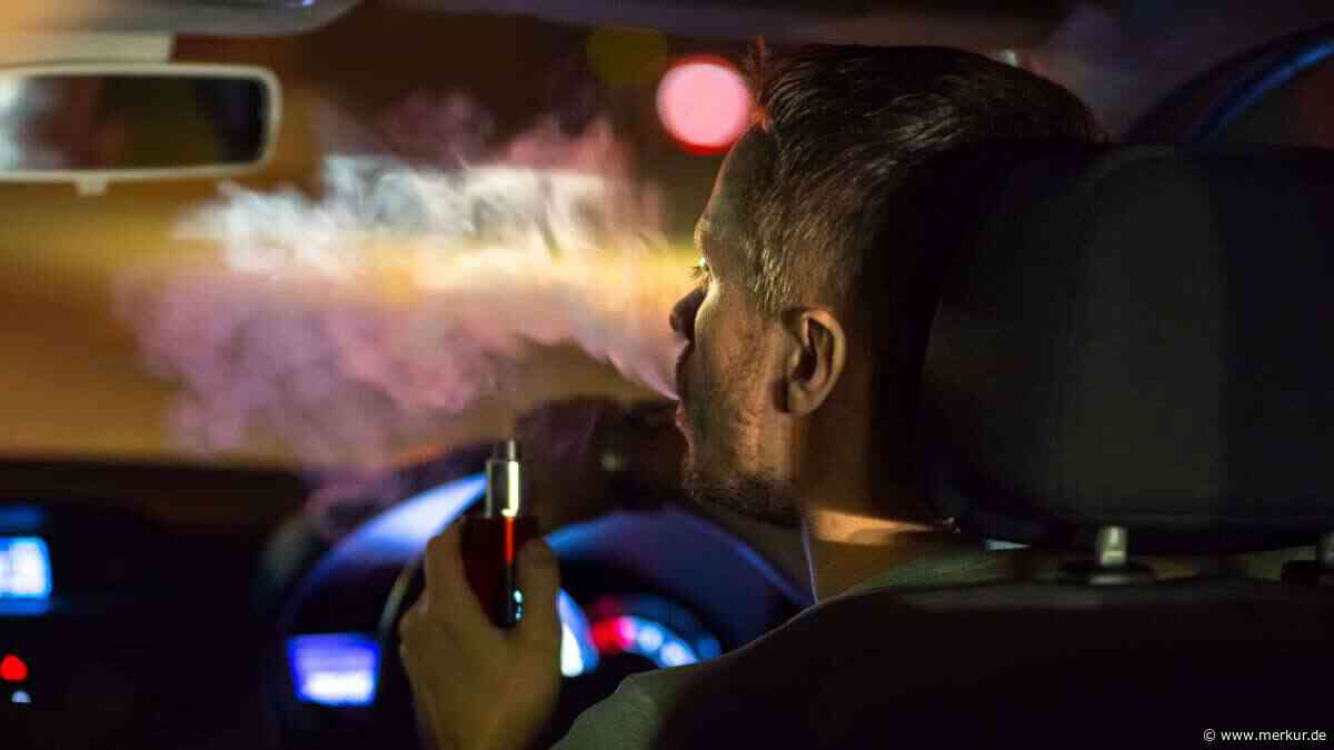 E-Zigarette am Steuer: Warum Dampfen im Auto richtig teuer werden kann