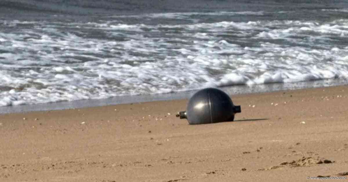 Grappen nadat zes mysterieuze ‘ruimteballen’ aanspoelen op Australisch strand