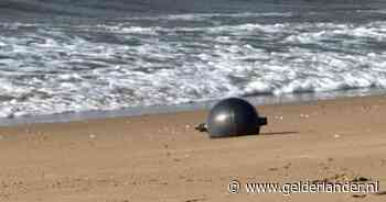 Grappen nadat zes mysterieuze ‘ruimteballen’ aanspoelen op Australisch strand