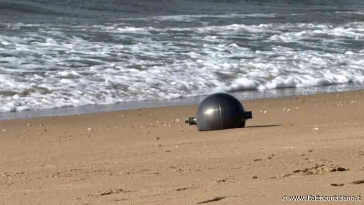 “Se le vedete non toccatele, allontanatevi subito e chiamate i servizi di emergenza”: piovono “palle spaziali” sulle spiagge australiane, sei misteriose sfere di metallo fanno scattare l’allerta