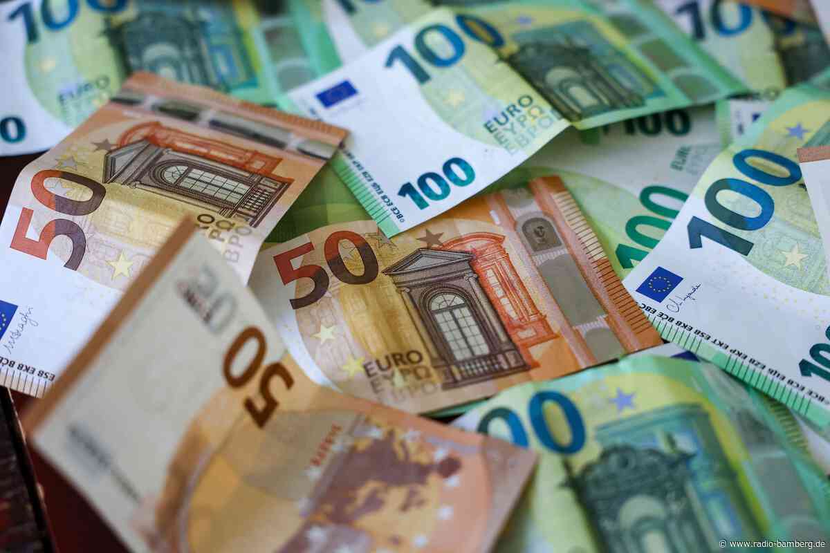 Geldregen – Mann fährt mit Portemonnaie auf dem Dach auf A95