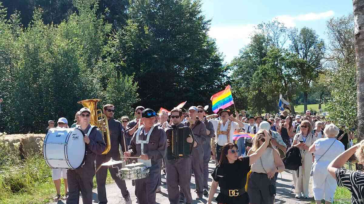 2000 Menschen ziehen durchs Loisachtal: Italienische Künstlerin bringt alle zusammen