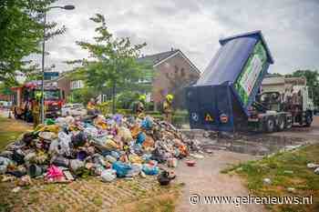 Vuilniswagen dumpt lading afval op straat na brand