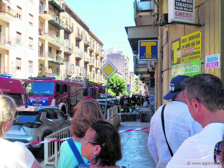 Uccide il coinquilino, poi si barrica in casa. E minaccia di far saltare per aria l'edificio