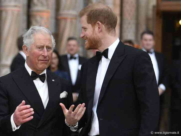 Il principe Harry e il giallo di Buckingham Palace: prima l’annuncio del disgelo con Carlo, poi la smentita. Non alloggerà a Palazzo