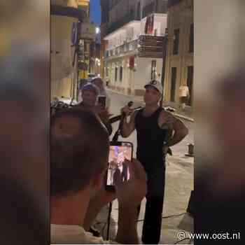 Kapper Dicky uit Staphorst is in Sevilla getuige van privéoptreden Robbie Williams