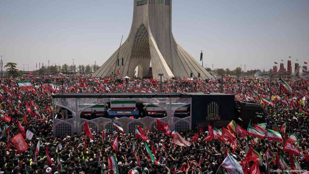 Miljoenen Iraniërs lopen mee met begrafenisstoet omgekomen leider Khamenei