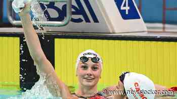 Summer McIntosh (19) zwemt historisch wereldrecord op 200 meter vlinderslag: ’Ik had gedacht het nóóit te verbreken’