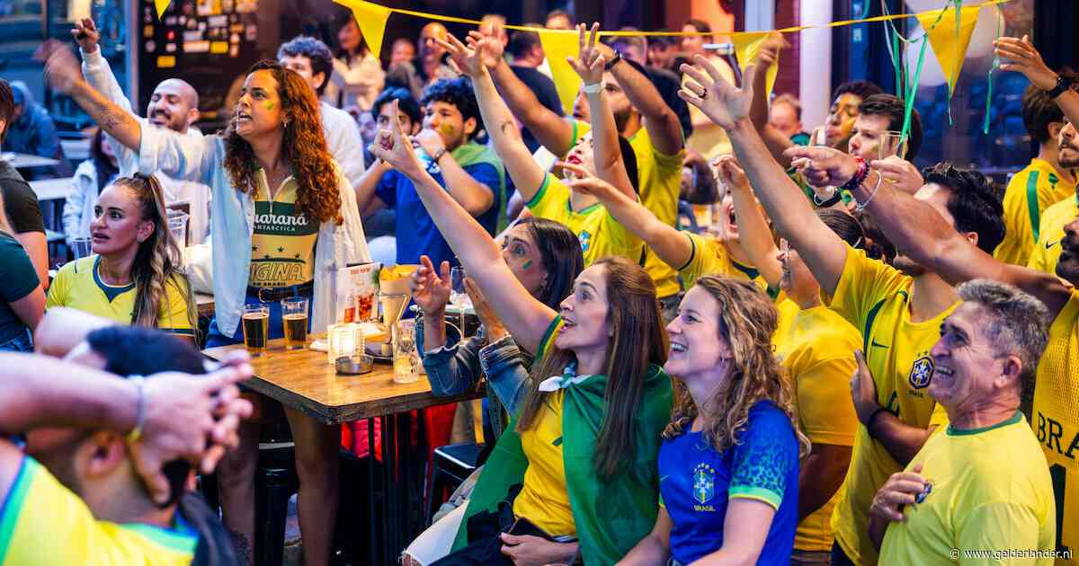 Veertig Brazilianen in Arnhems café voor WK-feestje, maar dan slaat Haaland toe: ‘Ik heb morgen vrij genomen voor het geval dat we verliezen’