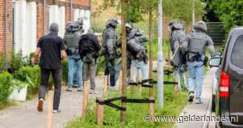 ‘Is de deur open’, vraagt politie aan de telefoon: vlak daarna vallen zwaarbewapende agenten flat binnen