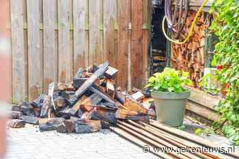 Schuur met houtblokken in brand