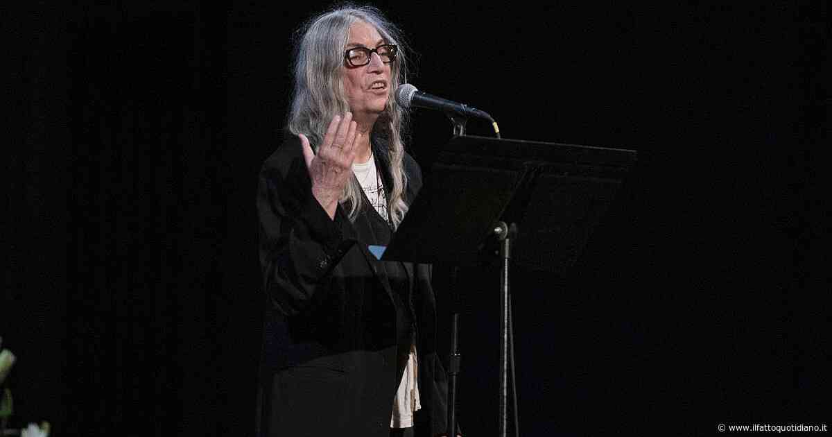 “Se voglio ascoltare qualcuno di intelligente e compassionevole, ascolto Papa Leone o Pedro Sánchez. Almeno quest’ultimo ha il coraggio di opporsi ai Paesi più potenti e ricchi”: parla Patti Smith