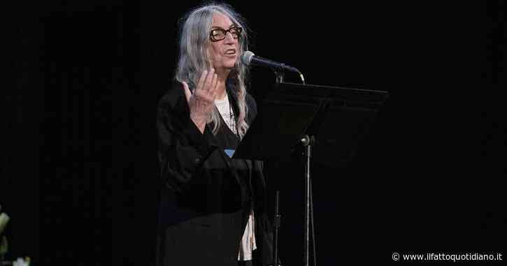 “Se voglio ascoltare qualcuno di intelligente e compassionevole, ascolto Papa Leone o Pedro Sánchez. Almeno quest’ultimo ha il coraggio di opporsi ai Paesi più potenti e ricchi”: parla Patti Smith