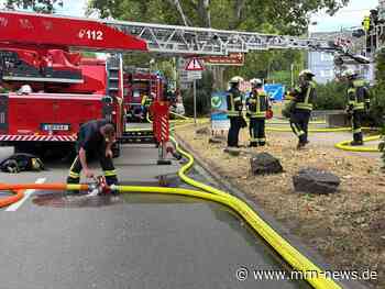 Ludwigshafen – Dachstuhlbrand – 1. NACHTRAG – Brand unter Kontrolle – Keine Schwerverletzten – Dachstuhl ausgebrannt