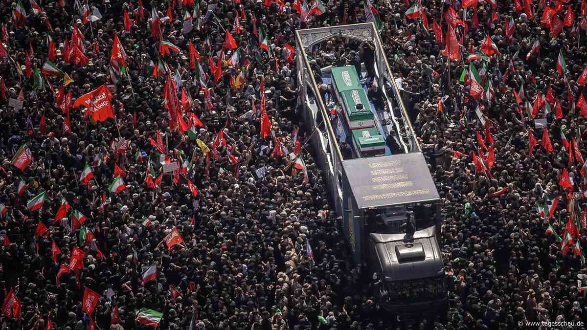 Getöteter Oberster Führer Irans: Trauerzug mit Chameneis Sarg zieht durch Teheran