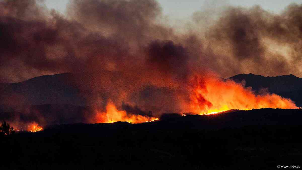 Länder schicken Löschflugzeuge: Waldbrände: Behörden evakuieren in Südfrankreich 10.000 Menschen