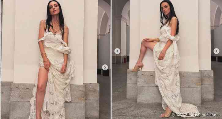 “Perché comprare un vestito se puoi usare una tovaglia?”: Arisa perde i bagagli e si esibisce indossando una stoffa comprata in un mercatino