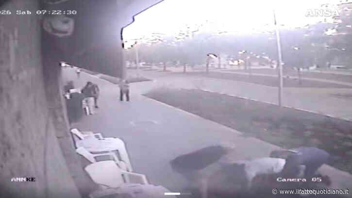 Accoltellamento per strada a Milano, le immagini del momento in cui Saidilly colpisce il 55enne alle spalle – Video