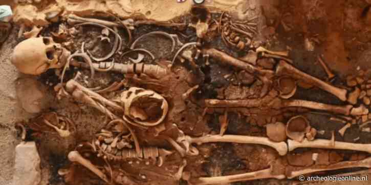 Gouden tongen en een 'schijndeur': 2000 jaar oude graven blootgelegd aan Egyptische kust