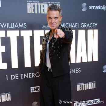 Robbie Williams stuns fans by busking Angels on streets of Seville