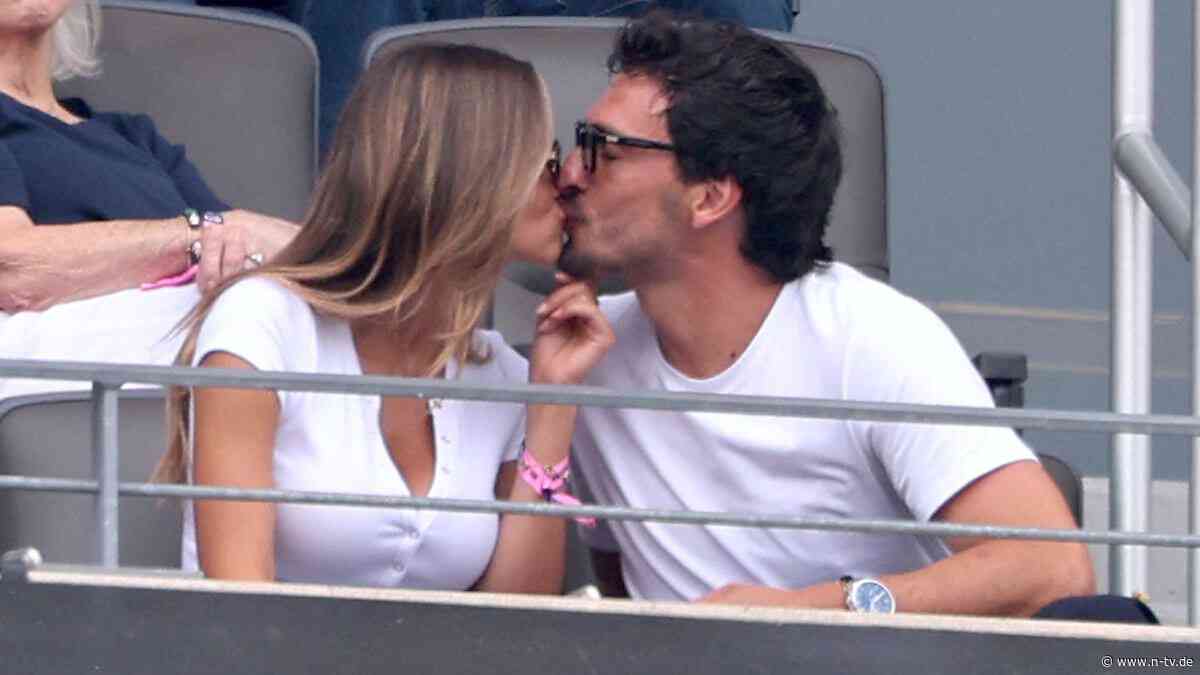 Da wird das Spiel zur Nebensache: Mats Hummels knutscht Nicola Cavanis