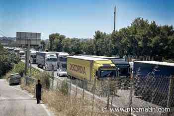 Les photos d’une matinée interminable dans les embouteillages de l’autoroute A8 entre Antibes et Saint-Laurent-du-Var