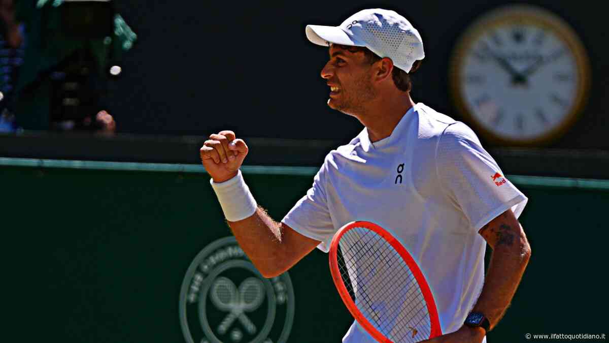 Cobolli è super: batte De Minaur in tre set e torna ai quarti di Wimbledon. “Mi sentivo stanco, fa caldissimo”