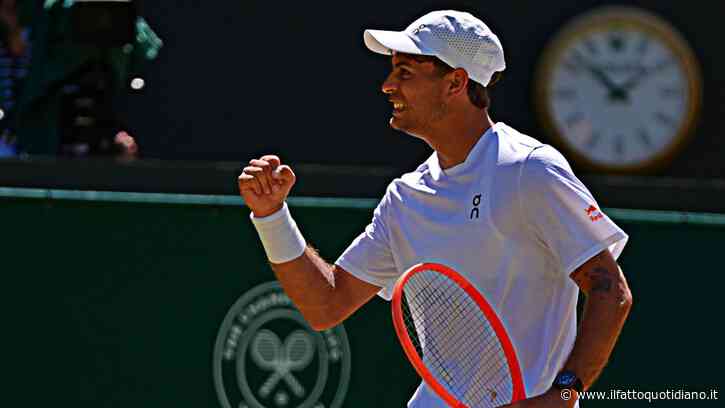Cobolli è super: batte De Minaur in tre set e torna ai quarti di Wimbledon. “Mi sentivo stanco, fa caldissimo”