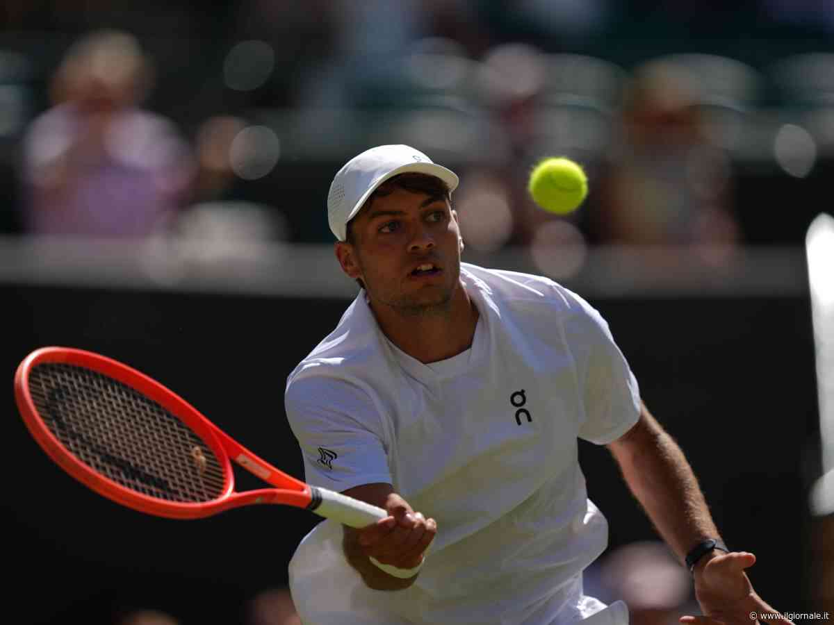 Cobolli è favoloso: sconfigge De Minaur in tre set e vola ai quarti di Wimbledon