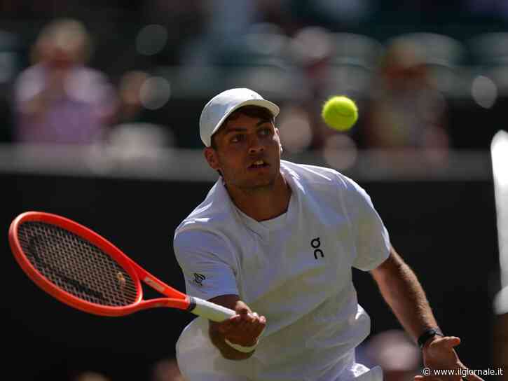 Cobolli è favoloso: sconfigge De Minaur in tre set e vola ai quarti di Wimbledon