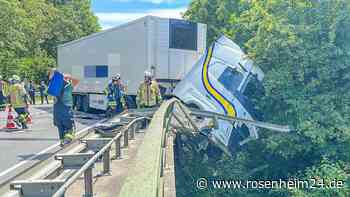 Auto kommt in Bayern mehrfach auf Gegenfahrbahn und kracht in Lkw – Fahrerin (81) stirbt