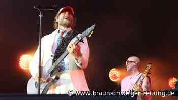 Jovanotti lobt und verulkt Wolfsburg – und deutet das VW-Kraftwerk ganz neu