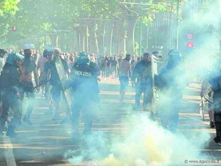 Derby di Torino, il poliziotto non va ai domiciliari: sospeso per un anno dopo il fumogeno sul tifoso