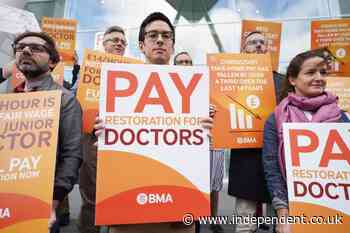 Senior doctors in England back strike action amid NHS pay row