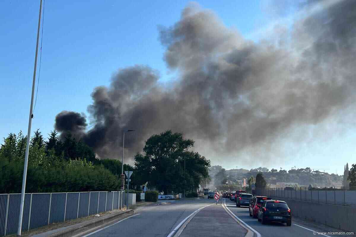 Les pompiers interviennent sur un feu touchant un hangar de 1.000 m2, ce lundi après-midi, à Fréjus