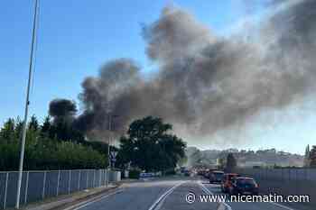 Les pompiers interviennent sur un feu touchant un hangar de 1.000 m2, ce lundi après-midi, à Fréjus