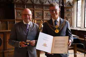 Markus Lewe mit Goldener Rathaus-Gedenkmünze geehrt