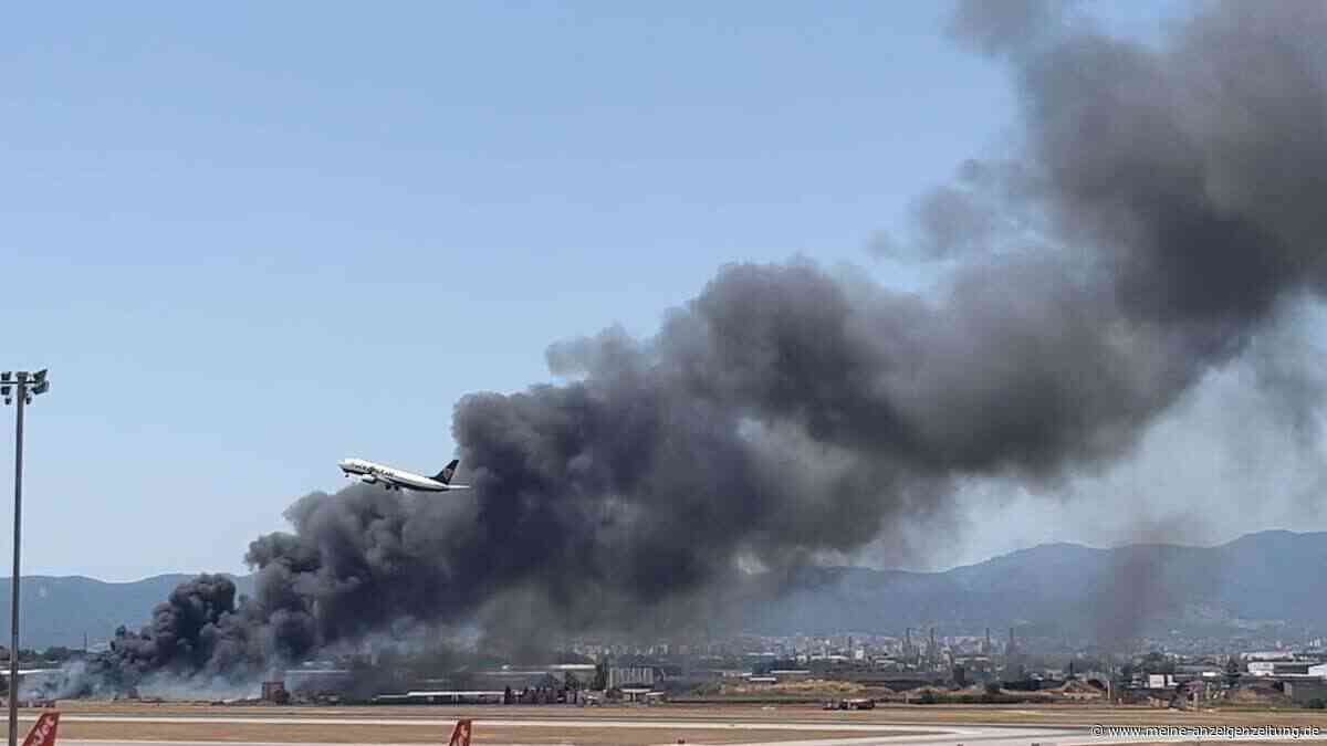 Großes Feuer am Flughafen auf Mallorca: Flugzeuge heben vor dunklen Rauchschwaden ab