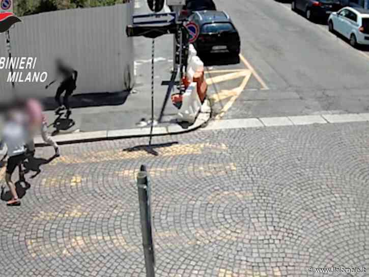 Rapinano due turisti davanti alla caserma dei Carabinieri: 18enne nordafricano arrestato, il complice fugge con l’orologio