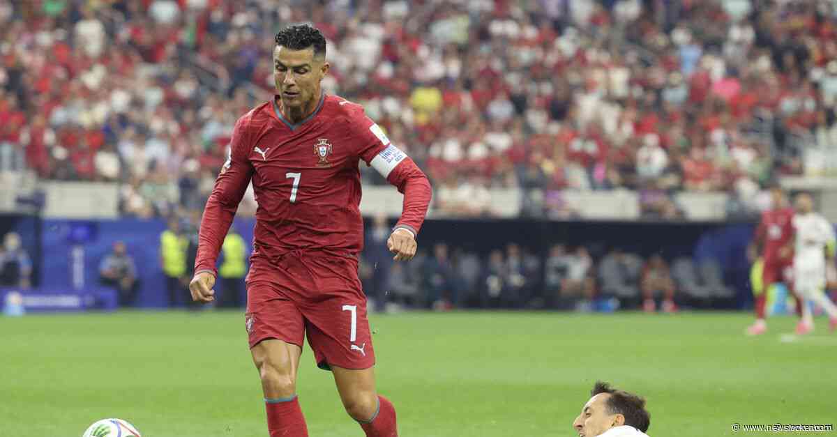 Spanje wint in blessuretijd van Portugal en is door naar kwartfinales