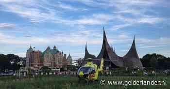 Traumahelikopter landt op parkeerplaats Efteling: bezoekers moeten wachten met vertrek wegens medische inzet
