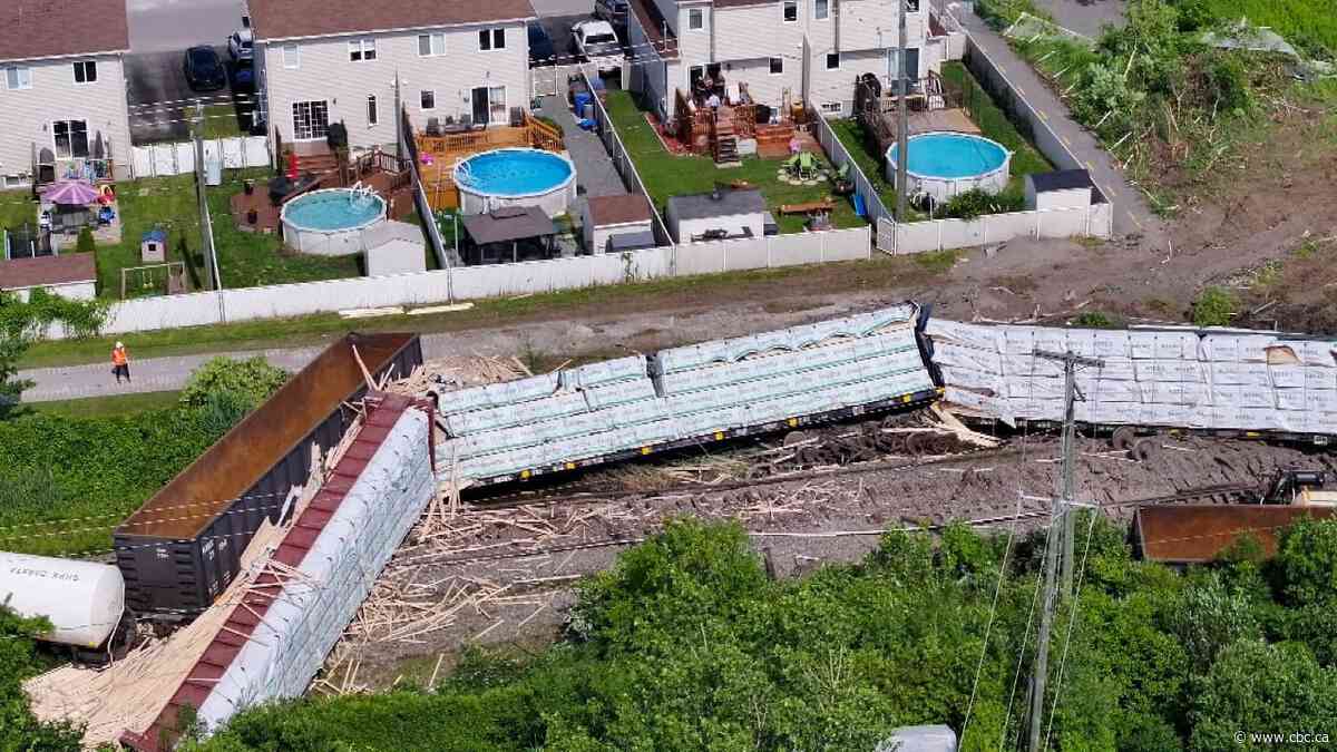 Repentigny, Que., residents shaken after train derailed just metres away from their homes