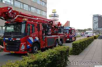 Brandweer onderzoekt mogelijke brand bij AZC in Groningen