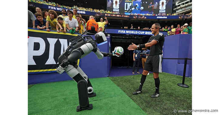 À l'occasion lors de la Coupe du monde de la FIFA 2026™, Hyundai Motor présente son robot humanoïde Atlas pour la toute première intégration de la robotique dans le cadre d'un match en direct