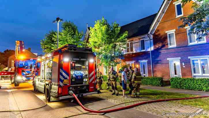 Huis in Oss onbewoonbaar na brand, brandweer haalt hond uit woning